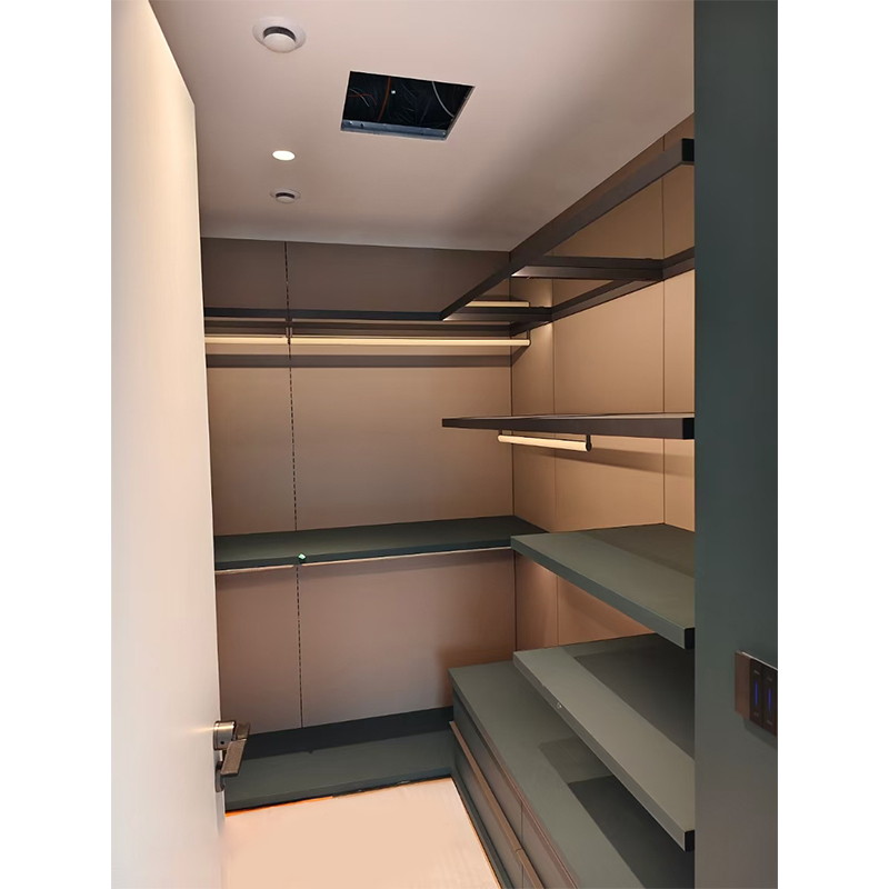 Does the cloakroom feature adjustable shelves and hanging rails to flexibly accommodate clothing of varying lengths?